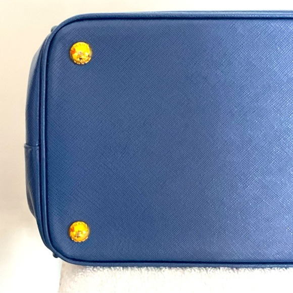 COPY - PRADA Saffiano Lux DoubleZip Tote Bluette - Picture 4 of 6